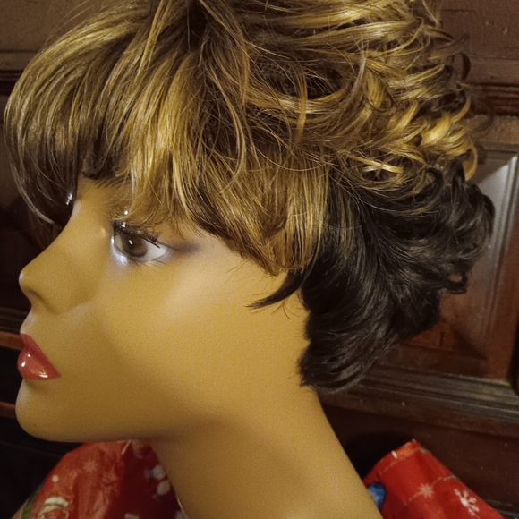 MyBelle Alexa Wig in Beeline Short Assymentrical Bob New with tags - Picture 7 of 7